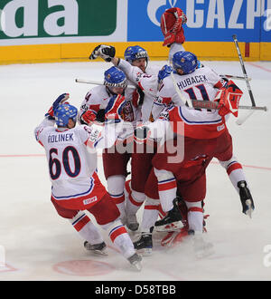 The players of the Czech national team cheer after winning the IIHF Hockey World Championships semi-finals match Sweden vs Czech Republic in Cologne, Germany, 22 May 2010. Czech Republic won the match after a penalty shootout and moves on to the finals. Photo: ACHIM SCHEIDEMANN (ATTENTION: EDITORIAL USE ONLY!) Stock Photo