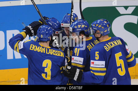 Players of the Swedish national team cheer after scoring the 2-1 during the IIHF Hockey World Championships semi-finals match Sweden vs Czech Republic in Cologne, Germany, 22 May 2010. Czech Republic won the match after a penalty shootout and moves on to the finals. Photo: ACHIM SCHEIDEMANN (ATTENTION: EDITORIAL USE ONLY!) Stock Photo