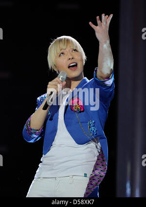 Milan Stankovic representing Serbia performs during the first dress-rehearsal of the Eurovision Song Contest Final in Oslo, Norway, 28 May 2010. Photo: Jörg Carstensen dpa  +++(c) dpa - Bildfunk+++ Stock Photo