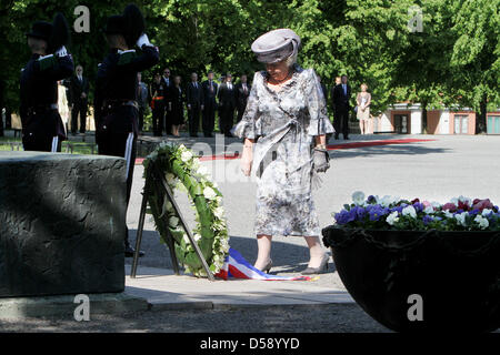 Queen Beatrix of the Netherlands attends the wreath-laying ceremony at the National Monument in Akershus, Oslo, Norway, 02 June 2010. Queen Beatrix is on a three-day state visit to Norway. Photo: Patrick van Katwijk Stock Photo