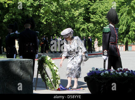 Queen Beatrix of the Netherlands attends the wreath-laying ceremony at the National Monument in Akershus, Oslo, Norway, 02 June 2010. Queen Beatrix is on a three-day state visit to Norway. Photo: Patrick van Katwijk Stock Photo