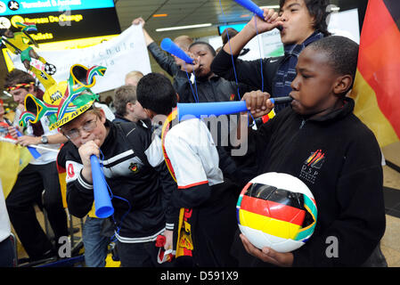 Pupils of German School Pretoria celebrate the arrival of the German team at the airport Johannesburg, South Africa, 07 June 2010. The German national team arrived in the morning in Johannesburg, South Africa, 07 June 2010. Photo: MARCUS BRANDT Stock Photo