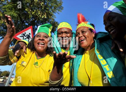 South African soccer fans dance on the street in Atteridgeville near Pretoria, 11 June 2010 as South Africa plays Mexico in the opening match of the 2010 FIFA World Cup in Johannesburg. Foto: Bernd Weißbrod dpa  +++(c) dpa - Bildfunk+++ Stock Photo