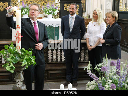 Pastor Hanns-Peter Neumann explains the sights to Norway's Crown Prince Haakon, his wife, Crown Princess Mette-Marit and German chancellor Angela Merkel (L-R) during a visit at church St. Nicolai in Stralsund, Germany, 12 June 2010. Norway's heir to the throne and his wife came on the invitiation of chancellor Merkel in her electoral district in Stralsund and Rugia. On the visiting Stock Photo