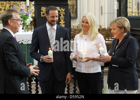 Pastor Hanns-Peter Neumann explains the sights to Norway's Crown Prince Haakon, his wife, Crown Princess Mette-Marit and German chancellor Angela Merkel (L-R) during a visit at church St. Nicolai in Stralsund, Germany, 12 June 2010. Norway's heir to the throne and his wife came on the invitiation of chancellor Merkel in her electoral district in Stralsund and Rugia. On the visiting Stock Photo