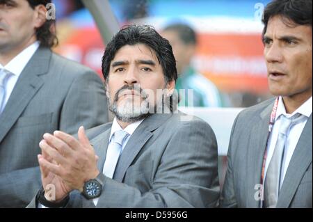 Argentinian coach Diego Armando Maradona (C) at the bench prior to the 2010 FIFA World Cup group B match between Argentina and Nigeria at Ellis Park stadium in Johannesburg, South Africa 12 June 2010. Photo: Achim Scheidemann - Please refer to http://dpaq.de/FIFA-WM2010-TC  +++(c) dpa - Bildfunk+++ Stock Photo