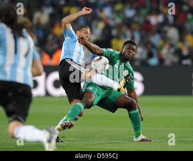 Argentina's Martin Demichelis (L) in action against Nigeria's Yakubu Ayegbeni during the 2010 FIFA World Cup group B match between Argentina and Nigeria at Ellis Park stadium in Johannesburg, South Africa 12 June 2010. At right Argentina's Lionel Messi. Photo: Achim Scheidemann - Please refer to http://dpaq.de/FIFA-WM2010-TC Stock Photo