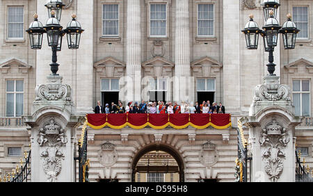 Members of Britain's Royal Family stand on the balcony of Buckingham Palace during the Trooping the Colour ceremony, in London, Britain, 12 June 2010. Trooping the Colour is a ceremony to honour the sovereign's official birthday, even though Britain's Queen Elizabeth, 82, was born on 21 April 1926. 1,100 soldiers from the Household Division take part in the ceremony. The parade com Stock Photo