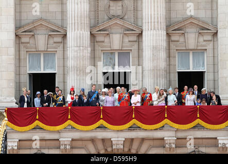 Members of Britain's Royal Family stand on the balcony of Buckingham Palace during the Trooping the Colour ceremony, in London, Britain, 12 June 2010. Trooping the Colour is a ceremony to honour the sovereign's official birthday, even though Britain's Queen Elizabeth, 82, was born on 21 April 1926. 1,100 soldiers from the Household Division take part in the ceremony. The parade com Stock Photo