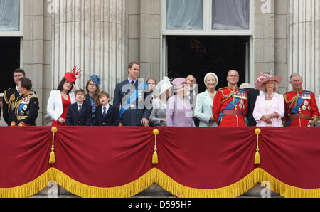 Members of Britain's Royal Family stand on the balcony of Buckingham Palace during the Trooping the Colour ceremony, in London, Britain, 12 June 2010. Trooping the Colour is a ceremony to honour the sovereign's official birthday, even though Britain's Queen Elizabeth, 82, was born on 21 April 1926. 1,100 soldiers from the Household Division take part in the ceremony. The parade com Stock Photo