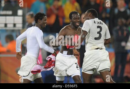 Anthony Annan (L-R), Hans Sarpei and Asamoah Gyan celebrate after the final whistle of the FIFA World Cup 2010 group D match between Serbia and Ghana at Loftus Versfeld Stadium in Pretoria, South Africa, 13 June 2010. Photo: Ronald Wittek dpa Please refer to http://dpaq.de/FIFA-WM2010-TC  +++(c) dpa - Bildfunk+++ Stock Photo