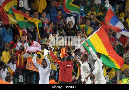 Anthony Annan (L-R), an unidentified player, Johan Pantsil and Lee Addy of Ghana celebrate after the final whistle of the FIFA World Cup 2010 group D match between Serbia and Ghana at Loftus Versfeld Stadium in Pretoria, South Africa, 13 June 2010. Photo: Ronald Wittek dpa Please refer to http://dpaq.de/FIFA-WM2010-TC  +++(c) dpa - Bildfunk+++ Stock Photo