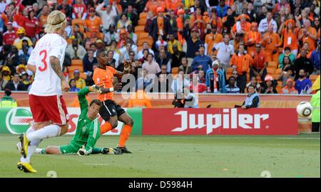 Dutch Eljero Elia (R) shoots next to Denmark's goalkeeper Thomas Sorensen during the 2010 FIFA World Cup group E match between the Netherlands and Denmark at Soccer City stadium in Johannesburg, South Africa, 14 June 2010. Netherlands won 2-0. Photo: Achim Scheidemann - Please refer to http://dpaq.de/FIFA-WM2010-TC Stock Photo