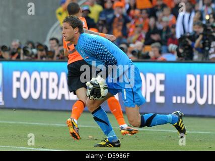 Dutch goalkeeper Maarten Stekelenburg in action during the 2010 FIFA World Cup group E match between the Netherlands and Denmark at Soccer City stadium in Johannesburg, South Africa, 14 June 2010. Netherlands won 2-0. Photo: Achim Scheidemann - Please refer to http://dpaq.de/FIFA-WM2010-TC Stock Photo