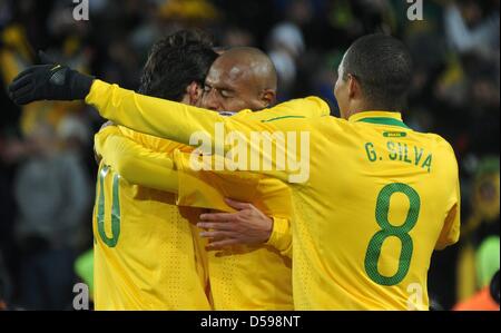 Brazil's Maicon celebrates scoring the 1-0 with team-mates Kaka (L) and Gilberto Silva during the 2010 FIFA World Cup group G match between Brazil and North Korea at Ellis Park stadium in Johannesburg, South Africa 15 June 2010. Photo: Achim Scheidemann - Please refer to http://dpaq.de/FIFA-WM2010-TC Stock Photo