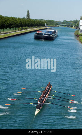 Germany's new eight oars with coxswain is presented on Dortmund-Ems-Canal in Dortmund, Germany, 16 June 2010. The pride of German rowing sports, with (bottom-top) coxswain Martin Sauer and Sebastian Schmidt, Toni Seifert, Lukas Mueller, Richard Schmidt, Florian Mennigen, Kristof Wilke, Maximilian Reinelt and Gregor Hauffe was officially introduced to the press. Photo: BERND THISSEN Stock Photo