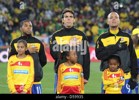 dpa) - The players of the Brazilian soccer team (front, L-R) Kaka, Ze  Roberto, Leo, Robinho, Cicinho and (back, L-R) Ronaldinho, Adriano,  Gilberto Silva, Juan, Marcos and Lucio prior to the group