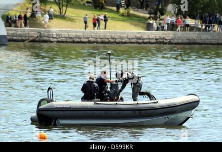 Navy divers are on duty on the occasion of the wedding of Crown Princess Victoria of Sweden and Daniel Westling in Stockholm, Sweden, 17 June 2010. The walls will be used as roadblocks during the wedding ceremony which will take place on 19 June 2010. Photo: Carsten Rehder Stock Photo