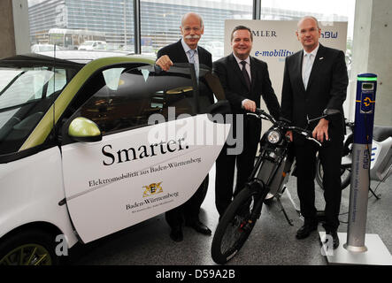 Dieter Zetsche (L-R), CEO of Daimler AG, Stefan Mappus, Prime Minister of Baden-Wuerttemberg, and Hans-Peter Villis, CEO of EnBW, stand next to a smart electric drive and an electric scooter in Stuttgart, Germany, 18 June 2010. Car manufacturer Daimler, power supplier EnBW and Baden-Wuerttemberg want to build about 700 loading stations until the end of 2011 and test 200 vehicles wi Stock Photo