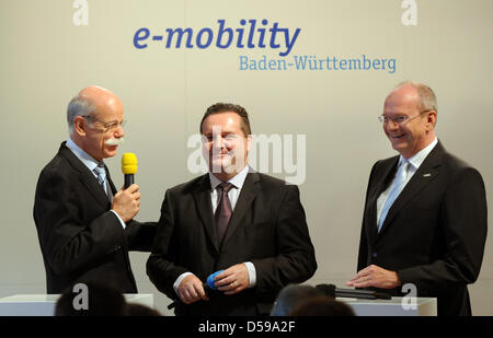 Stefan Mappus (C), Prime Minister of Baden-Wuerttemberg, Dieter Zetsche (L), CEO of Daimler AG and Hans-Peter Villis (R), CEO of EnBW, attend a press conference in Stuttgart, Germany, 18 June 2010. Car manufacturer Daimler, power supplier EnBW and Baden-Wuerttemberg want to build about 700 loading stations until the end of 2011 and test 200 vehicles with electric and fuel cell-powe Stock Photo