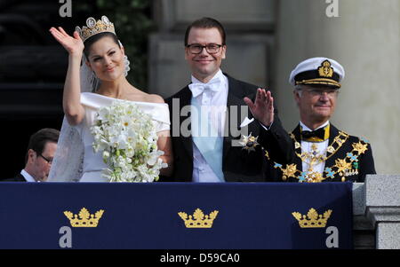 The newly wed Crown Princess Couple, Crown Princess Victoria of Sweden and Prince Daniel of Sweden, the Duke of Vastergotland and King Carl XVI Gustaf of Sweden smile on the balcony of the Royal Palace after their wedding in Stockholm, Sweden, 19 June 2010. Photo: JOCHEN LUEBKE Stock Photo