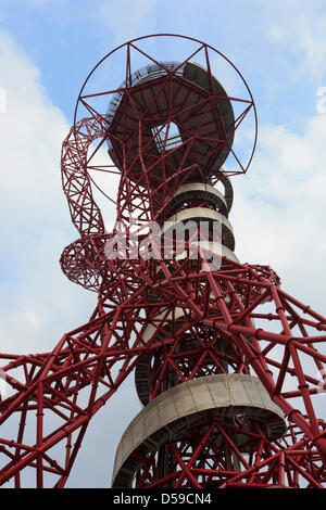 Stratford, London, UK. 27th March, 2013.  Park In Progress tour of the Queen Elizabeth Olympic Park with views from the top of the ArcelorMittal Orbit, with 114.5m the UK’s tallest sculpture, by Anish Kapoor. This is the first chance to get inside the structure since the Games and public tours start on 29 March 2013. Visitors wear hard hats and high-viz jackets as they explore the viewing platforms. Photo: Nick Savage/Alamy Live News Stock Photo