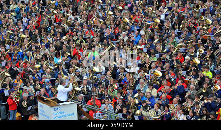 Maestro Ulrich Nonnenmann conducts thousands of brass players during the closing concert of Regional Trombone Day in Ulm, Germany, 20 June 2010. Some 600 trombone choirs participated in the 43rd Regional Trombone Day under the motto 'Do not let your hearts be troubled'. Photo: Stefan Puchner Stock Photo