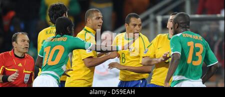 dpa) - The players of the Brazilian soccer team (front, L-R) Kaka, Ze  Roberto, Leo, Robinho, Cicinho and (back, L-R) Ronaldinho, Adriano,  Gilberto Silva, Juan, Marcos and Lucio prior to the group