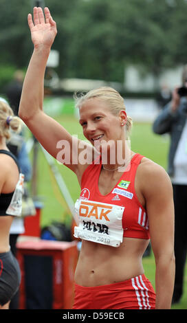 German heptathlete Jennifer Oeser waves at the crowd at the Erdgas Meeting, the fourth leg of the 2010 IAAF Combined Events Challenge in Ratingen, Germany, 20 June 2010. Jennifer Oeser, who finished second at the world championship, is well prepared for the European Athletics Championships that will take place in Barcelona from 27 July until 01 August 2010. With 6,427 points, the h Stock Photo