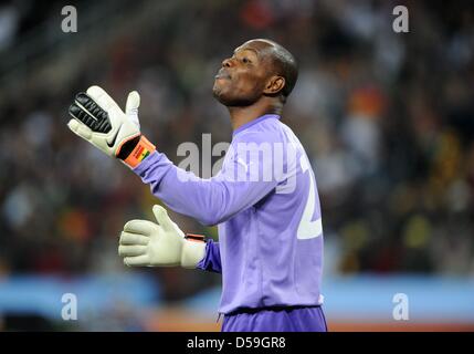 Ghana's goalkeeper Richard Kingson gestures during the 2010 FIFA World Cup group D match between Ghana and Germany at Soccer City, Johannesburg, South Africa 23 June 2010. Photo: Marcus Brandt dpa - Please refer to http://dpaq.de/FIFA-WM2010-TC Stock Photo