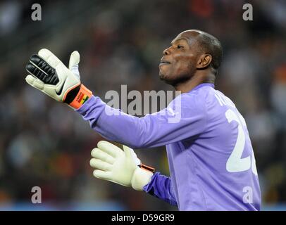 Ghana's goalkeeper Richard Kingson gestures during the 2010 FIFA World Cup group D match between Ghana and Germany at Soccer City, Johannesburg, South Africa 23 June 2010. Photo: Marcus Brandt dpa - Please refer to http://dpaq.de/FIFA-WM2010-TC Stock Photo