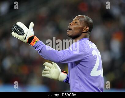 Ghana's goalkeeper Richard Kingson gestures during the 2010 FIFA World Cup group D match between Ghana and Germany at Soccer City, Johannesburg, South Africa 23 June 2010. Photo: Marcus Brandt dpa - Please refer to http://dpaq.de/FIFA-WM2010-TC Stock Photo