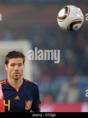 Spain's Xabi Alonso eyes the ball during the 2010 FIFA World Cup group H match between Chile and Spain at Loftus Versfeld Stadium in Pretoria, South Africa 25 June 2010. Photo: Marcus Brandt dpa - Please refer to http://dpaq.de/FIFA-WM2010-TC  +++(c) dpa - Bildfunk+++ Stock Photo