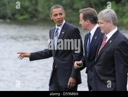 US President Barack Obama, British Prime Minister David Cameron and Canadian Prime Minister Stephen Harper, (L to R) get together during the G8 Summit in Huntsville, Canada, 25 June 2010. The heads of government of the World's leading economic nations gather in the Muskoka region for the G8 and the subsequent G20 summits. Photo: Peer Grimm Stock Photo