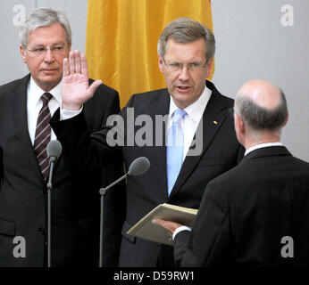 New President of Germany Christian Wulff (Christian Democratic Union) (C) swears the official oath on the constitution in the presence of President of the Bundestag Norbert Lammert (CDU) (R) and President of the Bundesrat Jens Boehrnsen (L) in front of both chambers of Parliament at the Bundestag in Berlin, Germany, 02 July 2010. The former Lower Saxon Minister-President had been e Stock Photo