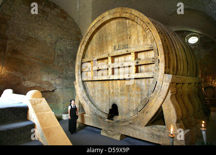 (dpa file) A file picture dated 12 June 2007 of the famous huge wine barrel of Halberstadt, Germany. After 400 years, the oldest preserved wine barrel will be refilled. A Dornfelder red wine will be served from the barrel during a fest from 30 July to 01 August 2010. Photo: Jens Wolf Stock Photo