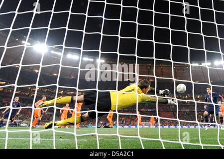 Goalkeeper Maarten Stekelenburg (C) of the Netherlands saves the ball during the 2010 FIFA World Cup final match between the Netherlands and Spain at the Soccer City Stadium in Johannesburg, South Africa 11 July 2010. Photo: Bernd Weissbrod dpa - Please refer to http://dpaq.de/FIFA-WM2010-TC  +++(c) dpa - Bildfunk+++ Stock Photo