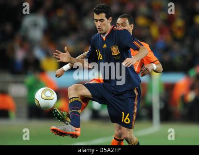 Sergio Busquets of Spain controls the ball during the 2010 FIFA World Cup final match between the Netherlands and Spain at the Soccer City Stadium in Johannesburg, South Africa 11 July 2010. Photo: Bernd Weissbrod dpa - Please refer to http://dpaq.de/FIFA-WM2010-TC Stock Photo