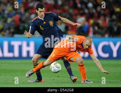 Dutch Wesley Sneijder (R) vies for the ball with Spain's Sergio Busquets during the 2010 FIFA World Cup final match between the Netherlands and Spain at Soccer City Stadium in Johannesburg, South Africa 11 July 2010. Photo: Marcus Brandt dpa - Please refer to http://dpaq.de/FIFA-WM2010-TC Stock Photo