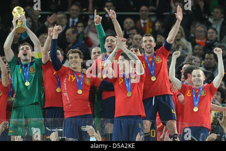 Goalkeeper Iker Casillas of Spain lifts the trophy after the 2010 FIFA World Cup final match between the Netherlands and Spain at the Soccer City Stadium in Johannesburg, South Africa 11 July 2010. Photo: Bernd Weissbrod dpa - Please refer to http://dpaq.de/FIFA-WM2010-TC  +++(c) dpa - Bildfunk+++ Stock Photo