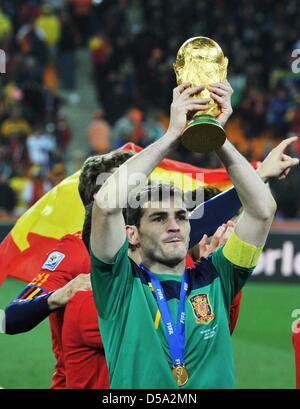 Goalkeeper Iker Casillas of Spain celebrates with the trophy after the 2010 FIFA World Cup final match between the Netherlands and Spain at the Soccer City Stadium in Johannesburg, South Africa 11 July 2010. Photo: Bernd Weissbrod dpa - Please refer to http://dpaq.de/FIFA-WM2010-TC  +++(c) dpa - Bildfunk+++ Stock Photo