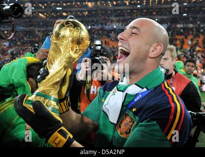 Pepe Reina of Spain celebrates with the trophy after the 2010 FIFA World Cup final match between the Netherlands and Spain at the Soccer City Stadium in Johannesburg, South Africa 11 July 2010. Photo: Bernd Weissbrod dpa - Please refer to http://dpaq.de/FIFA-WM2010-TC  +++(c) dpa - Bildfunk+++ Stock Photo