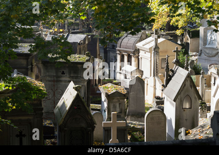 Père Lachaise Cemetery (Cimetière du Père-Lachaise) in autumn Stock Photo