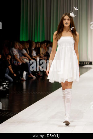 A model presents a creation by GOM during 'Pure & Avantgarde' fashion show at cpd fashion fair in Duesseldorf, Germany, 25 July 2010. Photo: Rolf Vennenbernd Stock Photo