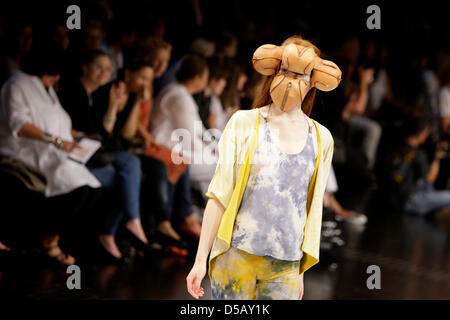 A model presents a creation by Malousebastiaan during 'Pure & Avantgarde' fashion show at cpd fashion fair in Duesseldorf, Germany, 25 July 2010. Photo: Rolf Vennenbernd Stock Photo