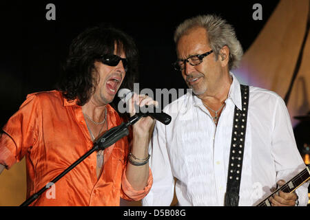 A handout picture taken on 28 July shows Kelly Hansen, singer of the band Foreigner, and guitarist Mick Jones at their 'Can't Slow Down Tour 2010' in Bochum, Germany, July 28, 2010. Photo: Revierfoto Stock Photo