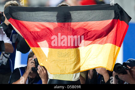 German javelin thrower Linda Stahl holds up a German flag at the Olympic stadium Lluis Companys during the European Athletics Championships in Barcelona, Spain, 29 July 2010. Photo: Bernd Thissen Stock Photo