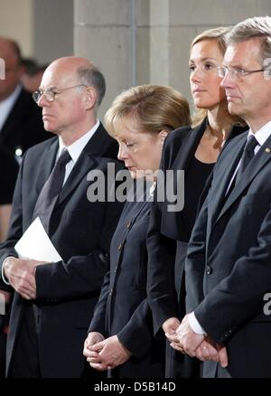 The President of the German Federal Parliament Norbert Lammert (L), Chancellor Angela Merkel (2-L), Federal President Christian Wulff (R)and his wife Bettina (2-R)attend the Memorial Service at the Salvator Church for the victims of the mass panic at the Love Parade in Duisburg, Germany, 31 July 2010. The victims' relatives, helpers and federal representatives are invited for the c Stock Photo