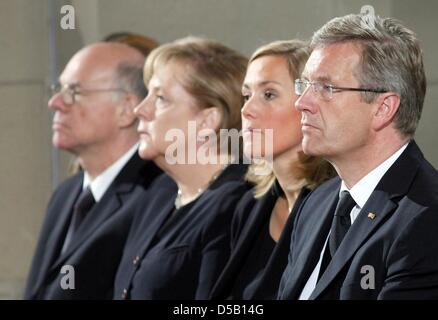 The President of the German Federal Parliament Norbert Lammert (L), Chancellor Angela Merkel (2-L), Federal President Christian Wulff (R)and his wife Bettina (2-R)attend the Memorial Service at the Salvator Church for the victims of the mass panic at the Love Parade in Duisburg, Germany, 31 July 2010. The victims' relatives, helpers and federal representatives are invited for the c Stock Photo