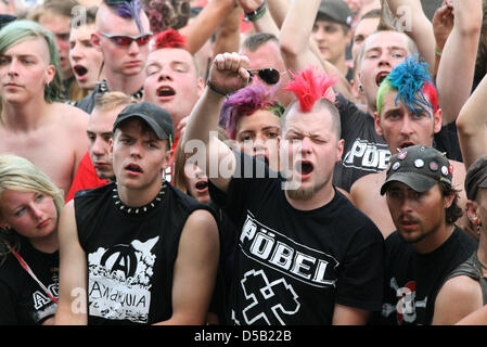 Punk fans scream in the audience during the 14th 'Force Attack' punk festival in Kavelstorf near Rostock, Germany, 31 July 2010. 8 000 fans are expected for the 3-days-long festival that provides 45 bands performing on 2 stages. Photo: Joachim Mangler Stock Photo